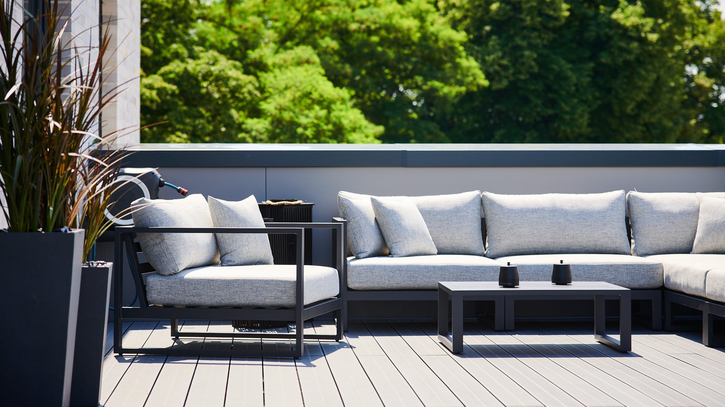 Terrasse mit modernen Sofas und grüner Aussicht