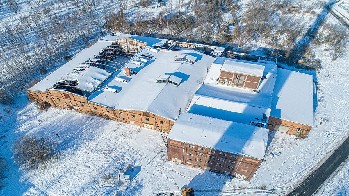Ehemalige Produktionsstätte im Schnee fotografiert