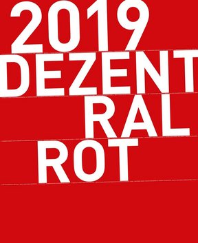 Rotes Plakat mit Schriftzug