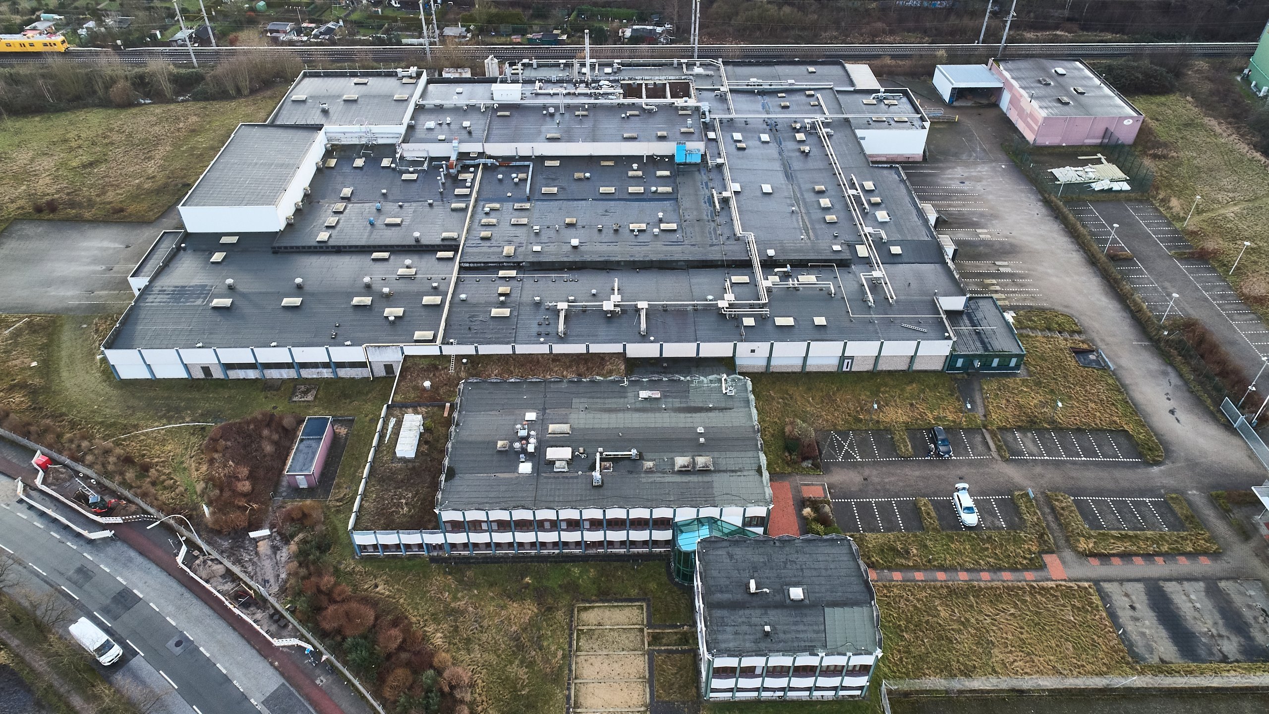 Panoramaaufnahme eines großen industriellen Komplexes von oben.