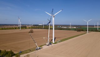 Luftaufnahme von Windkraftanlagen auf einem offenen Feld