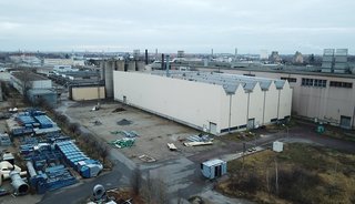 Industriekomplex mit angrenzenden Lagerflächen aus der Luft betrachtet