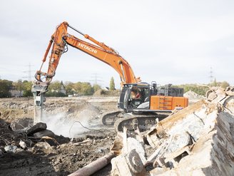 Innovativer Einsatz von Quellmörtel bei Abbrucharbeiten durch Bagger.