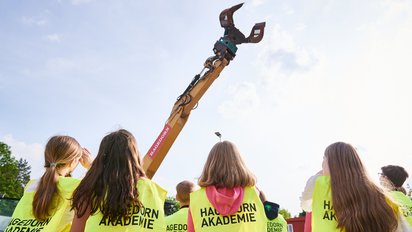 Kinder in gelben Westen