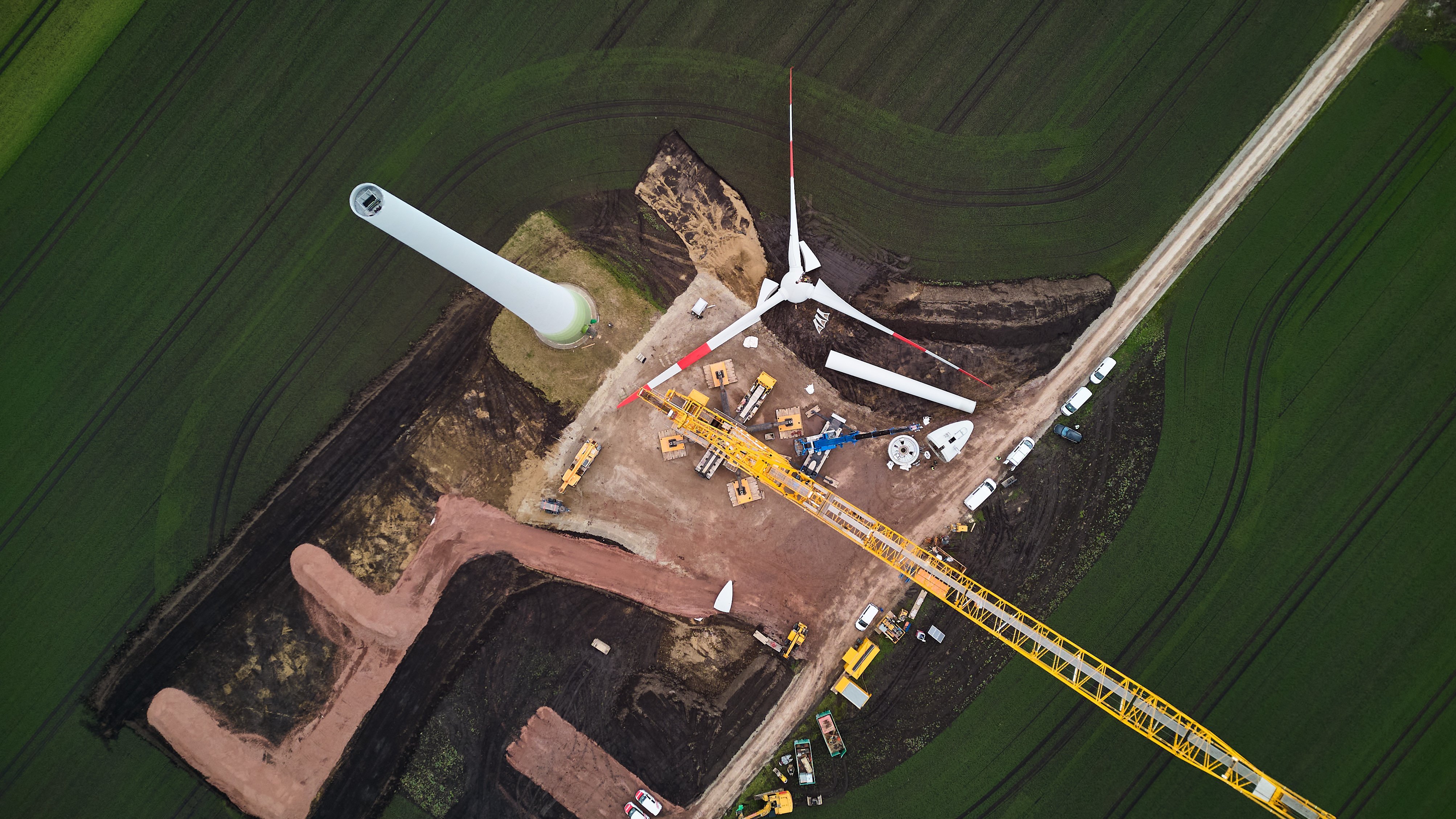 Aerial-Ansicht des Rückbaus einer Windturbine in landwirtschaftlicher Umgebung.