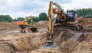 Zwei Bagger bei Erdarbeiten auf einer großen Baustelle