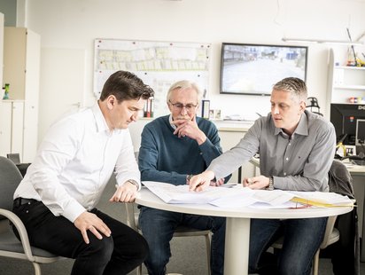 Besprechung von Bauplänen im Büro