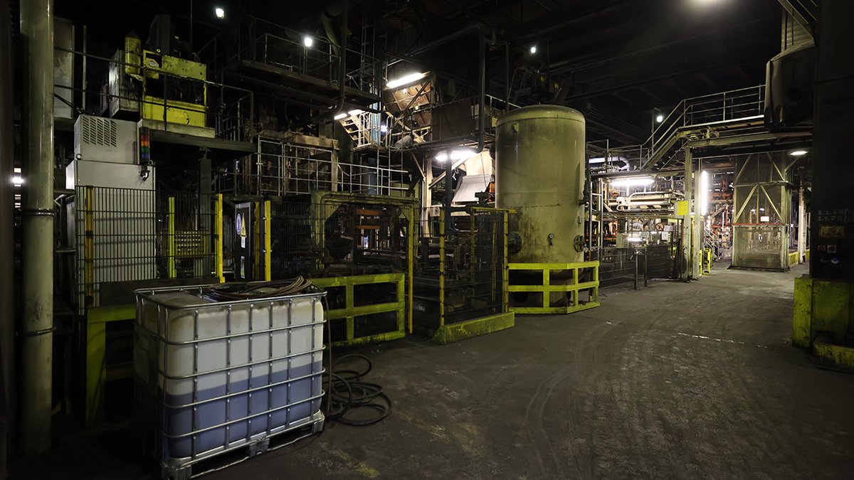 Industrielle Produktionsanlage mit verschiedenen technischen Einrichtungen