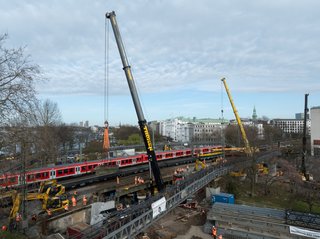 LTM Mobilkran bei einer Brückenmontage