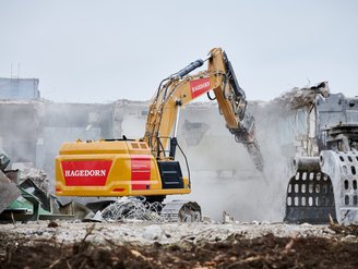 Einsatz von Maschinen bei selektiver Entkernung eines Bauwerks.