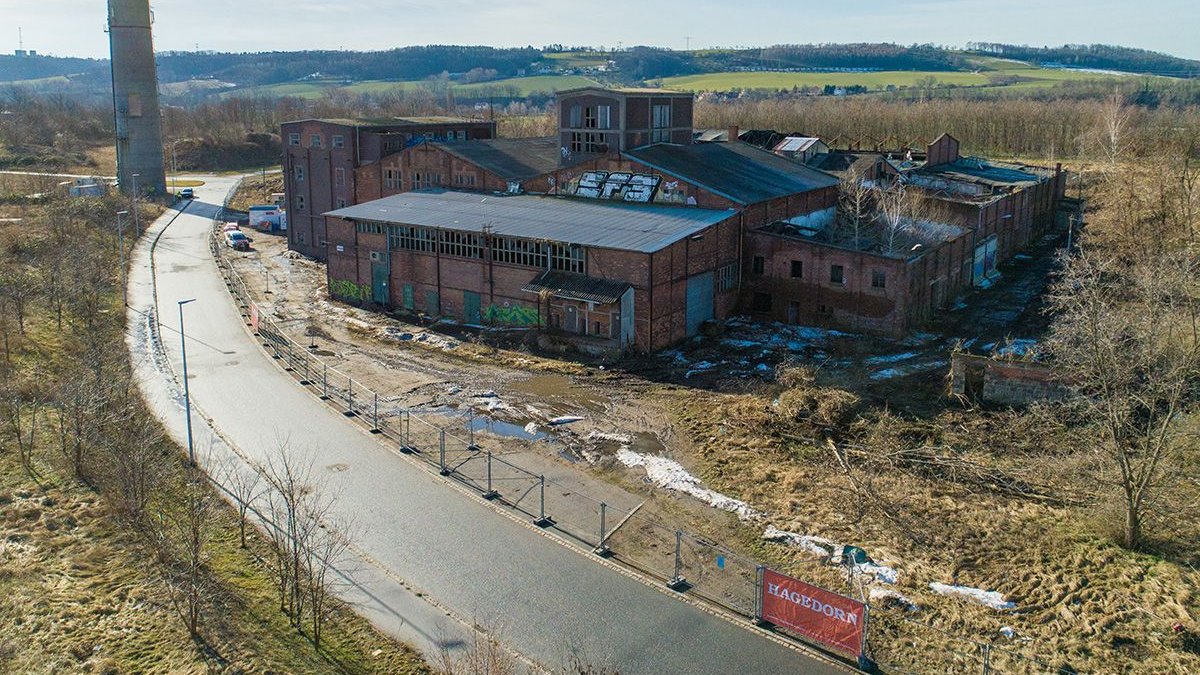 Marode Fabrikhalle von oben abgebildet
