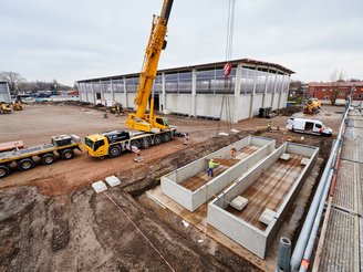 Baugrubenerschließung durch Hagedorn, Kranarbeit bei Betonmodulen.