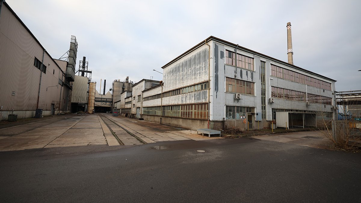 Stillgelegtes Fabrikgebäude in einem verlassenen Industriepark