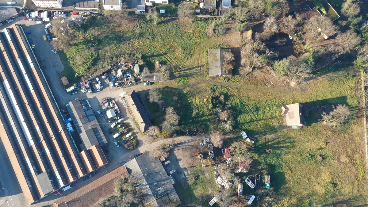Drohnenblick auf umfangreiche Landräumungsarbeiten