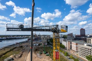 Turmdrehkran und Baukran von Liebherr beim Hochbau