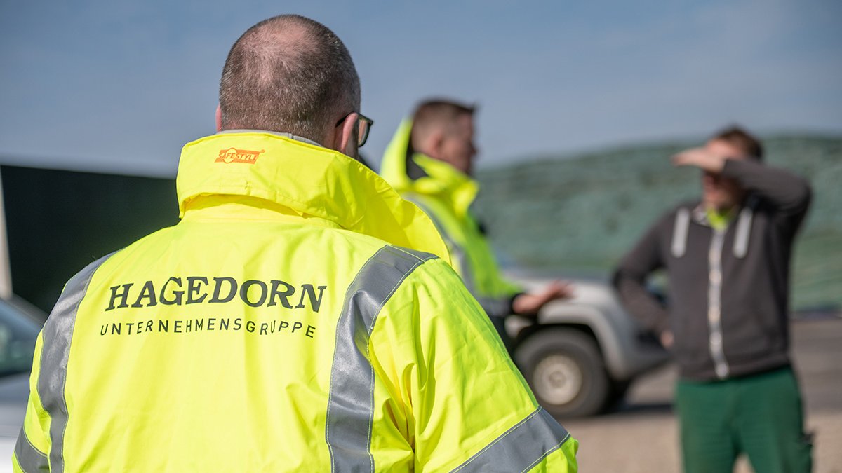 Mitarbeiter in reflektierender Arbeitskleidung bei Windpark