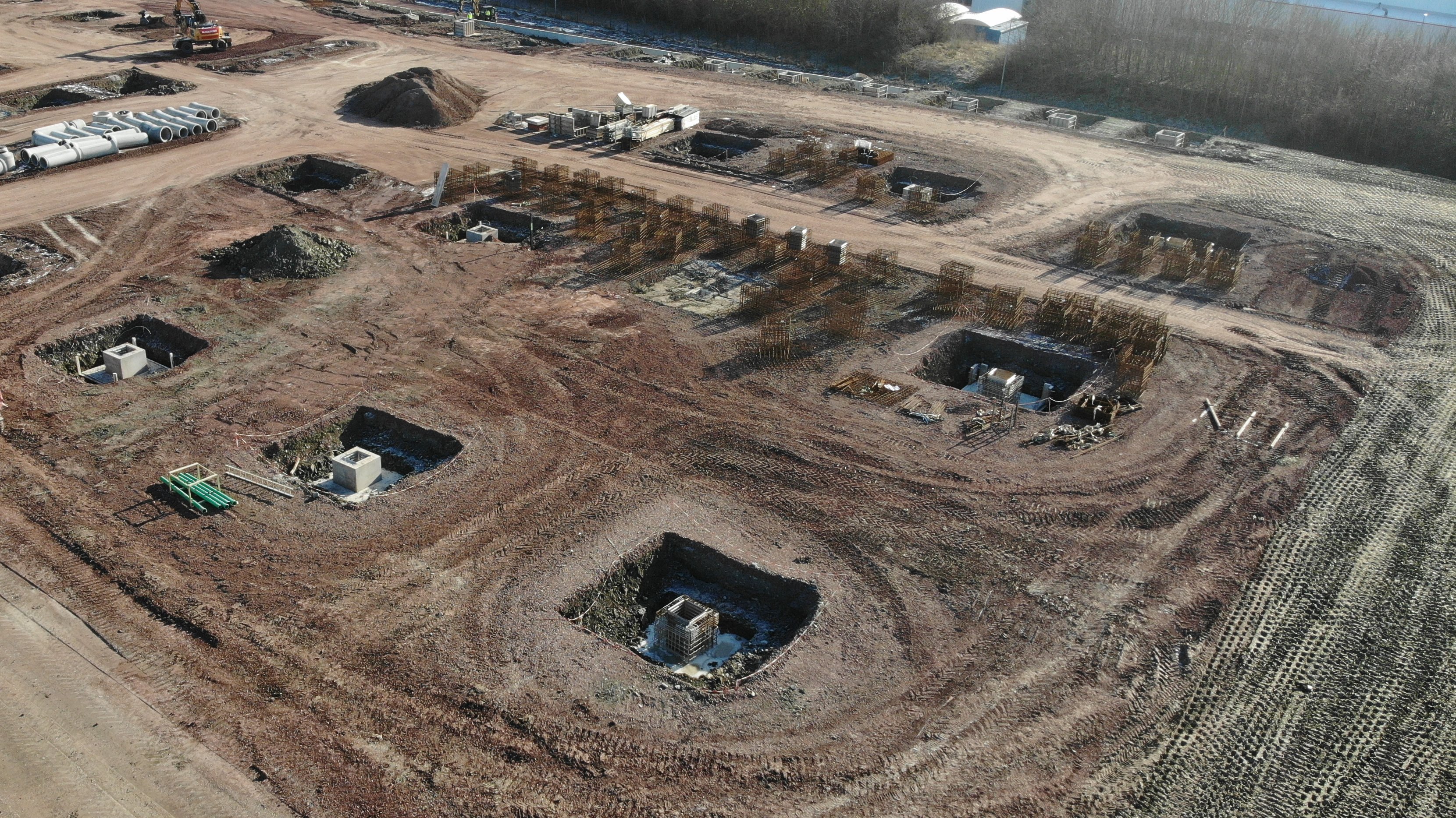 Aerial-Ansicht von Tiefbauarbeiten mit mehreren Erdlöchern.
