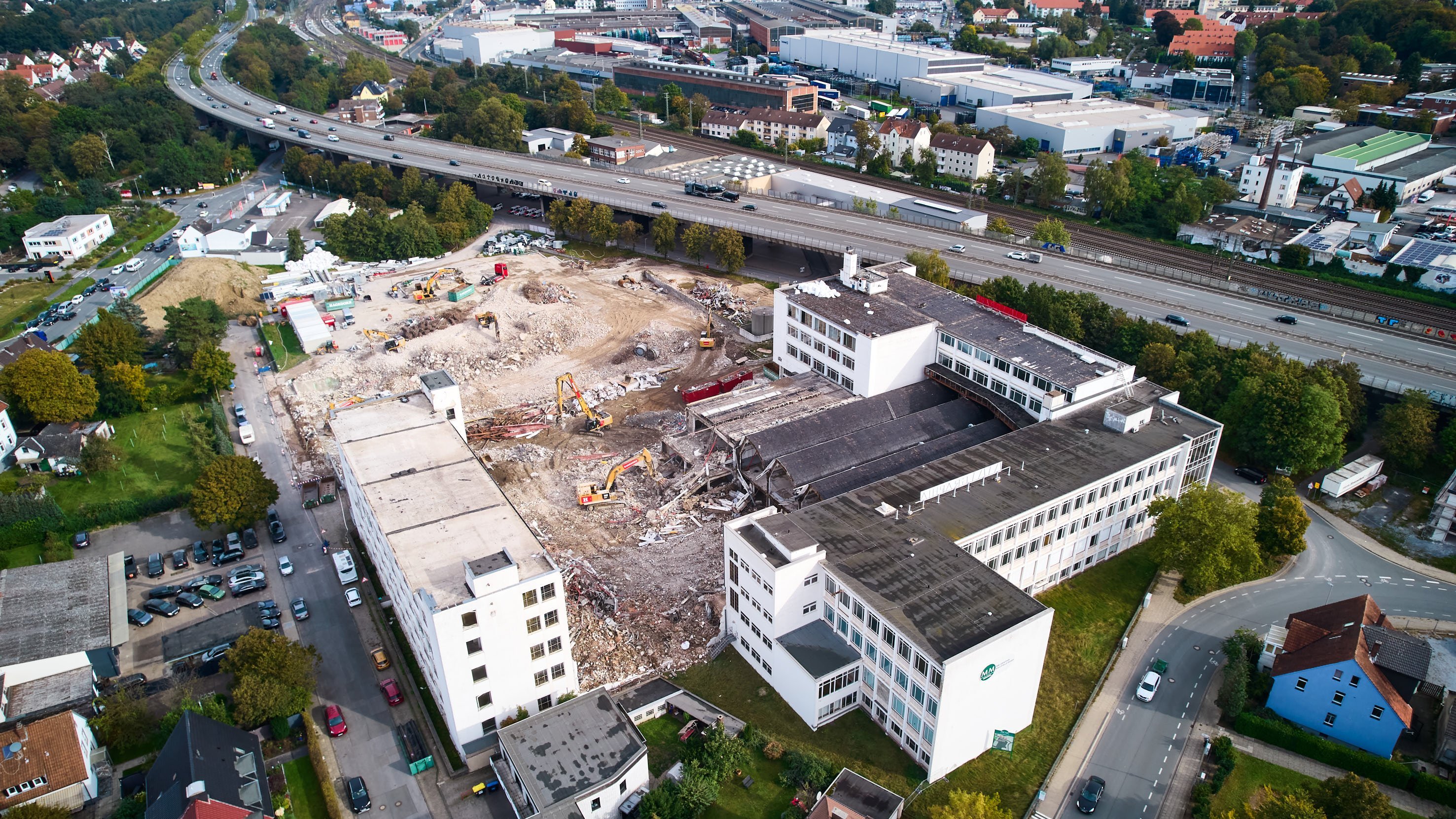 Drohnenansicht einer großen Abbruchbaustelle in Bielefeld mit mehreren Gebäuden