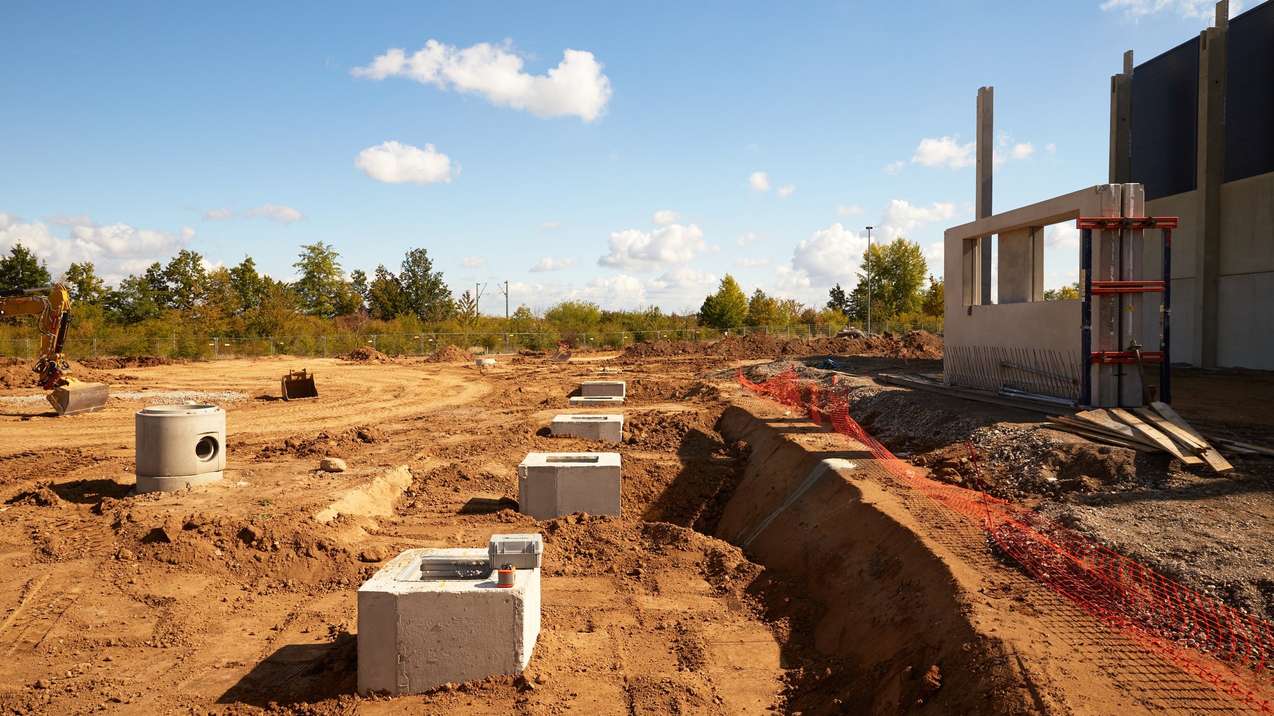 Aufbau von Betonfundamenten auf einer Baustelle.