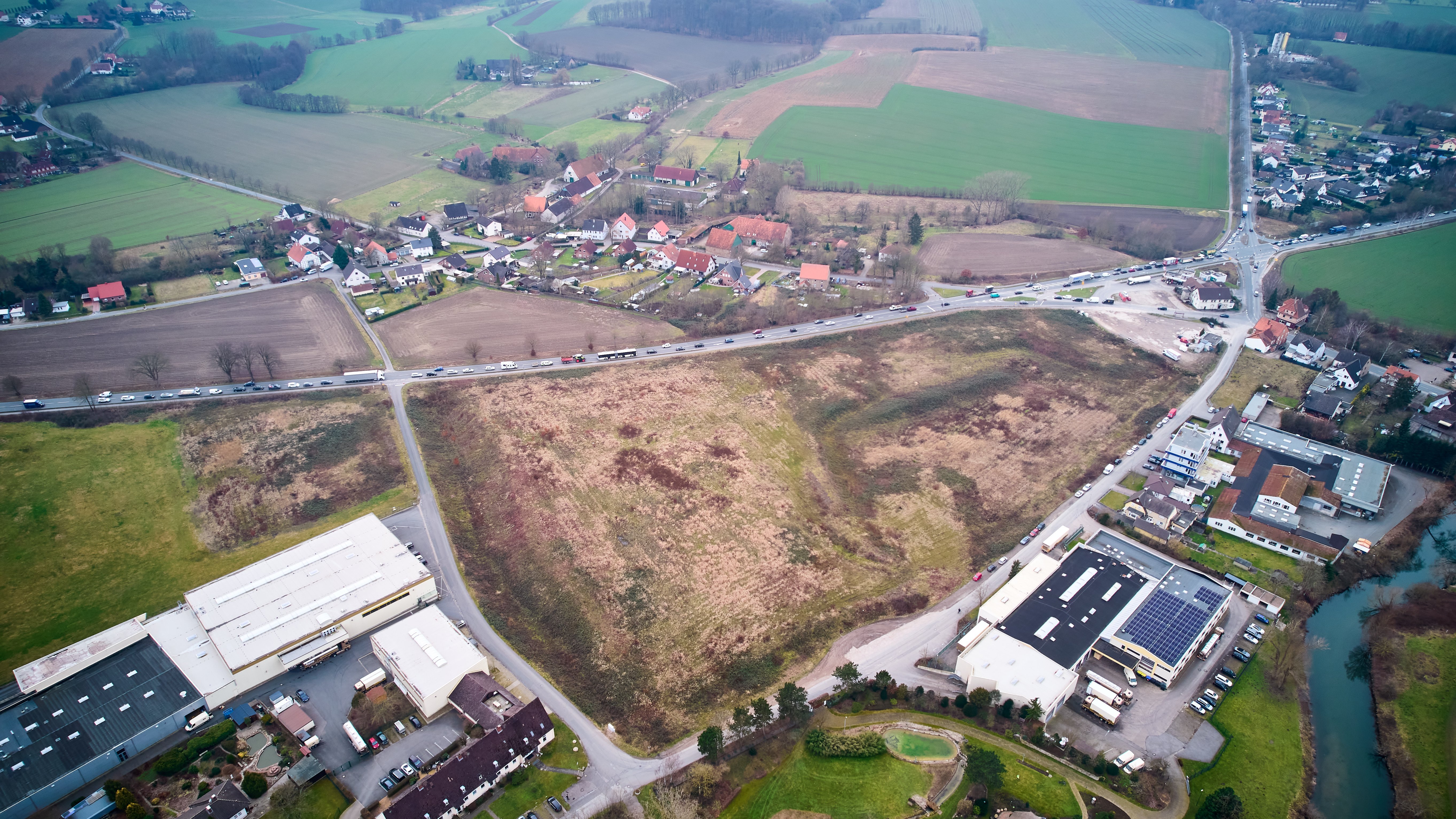 Luftaufnahme eines großen brachliegenden Grundstücks neben einer belebten Straße in Bad Salzuflen.
