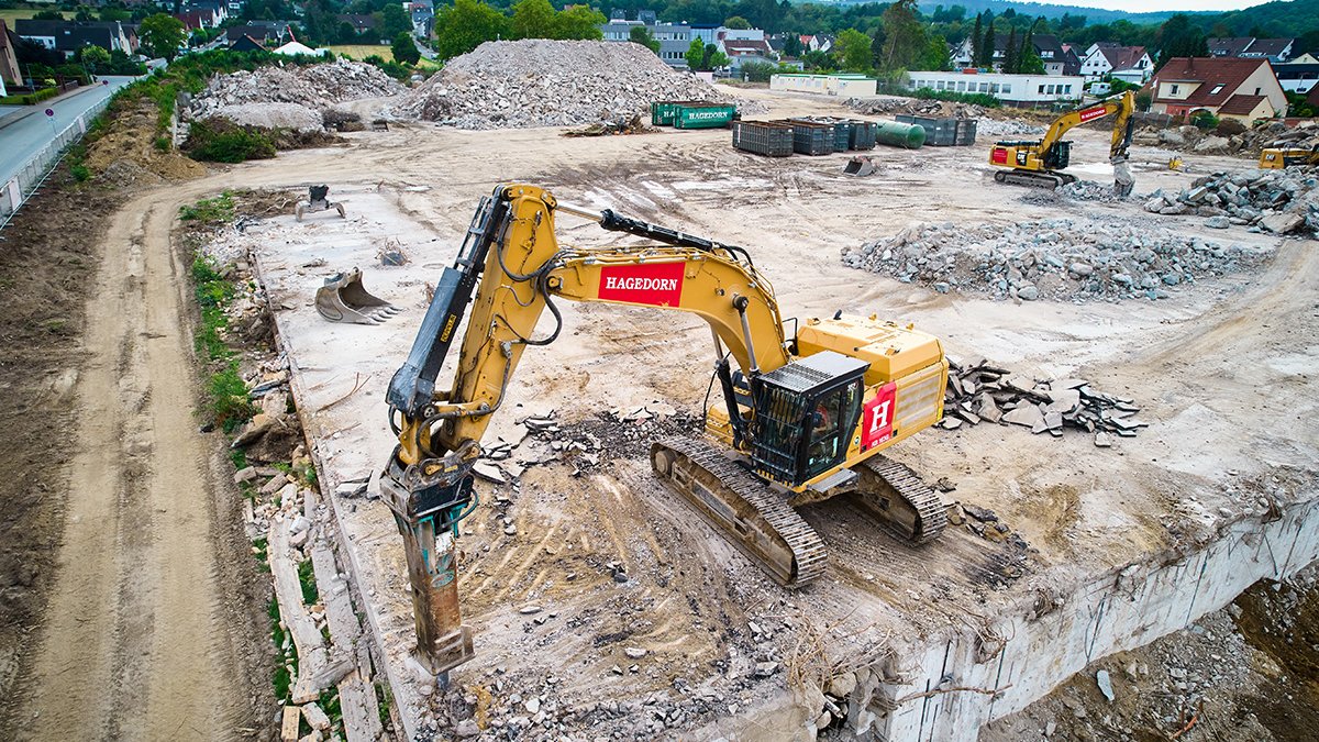 Bagger beim Aushub und Abbruch an einer großen Baustelle