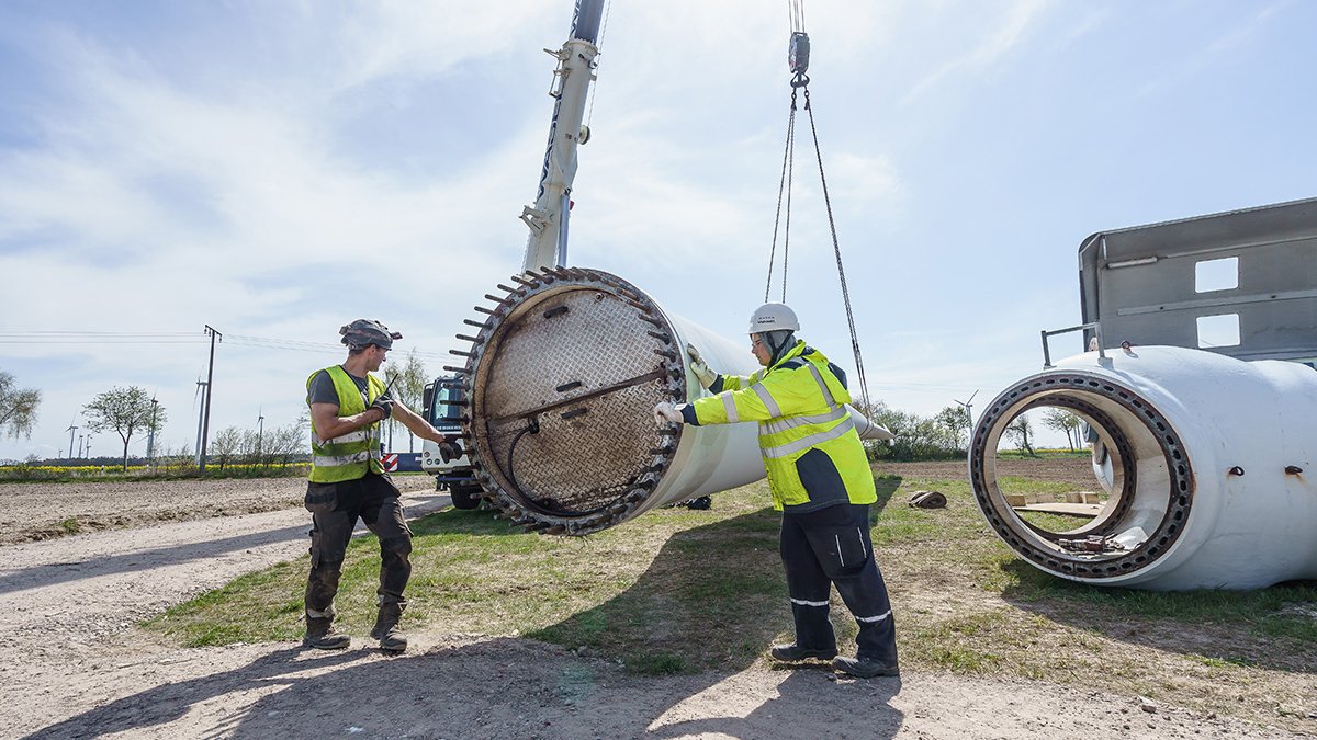 Techniker bereiten Windturbinenteile für die Montage vor