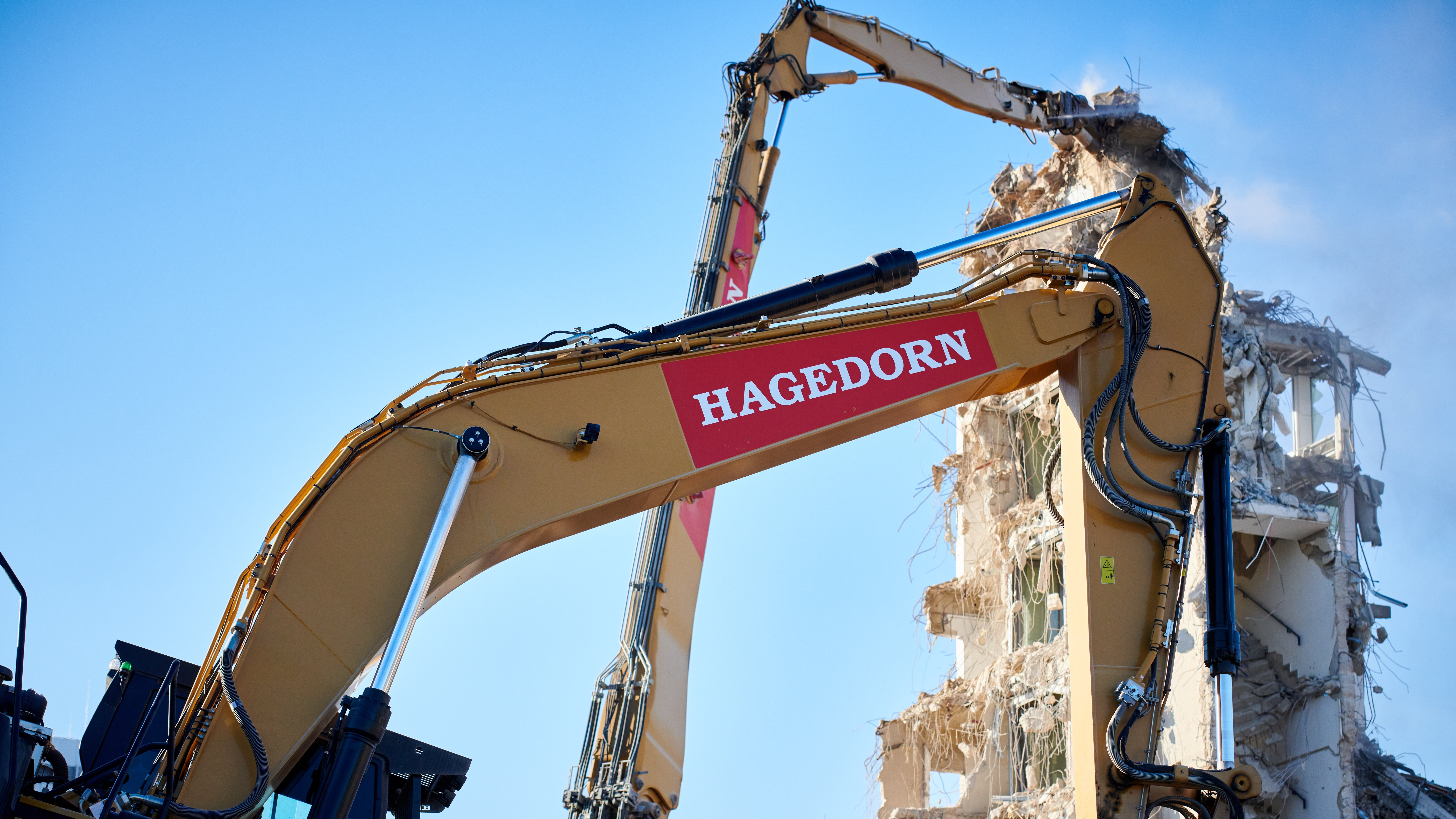 Bagger von Hagedorn entfernt Trümmer eines Gebäudes.