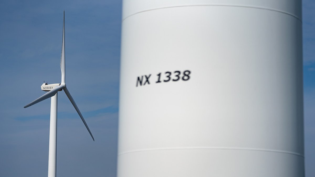 Nahaufnahme einer Windturbinensäule mit Identifikationsnummer