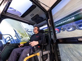 Employees in the excavator simulator at Hagedorn