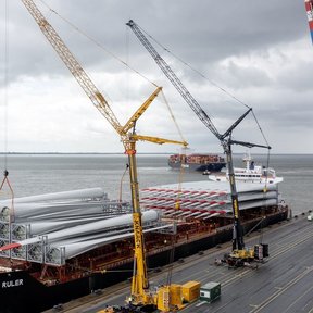 LTM 1650 Mobilkrane bei Hubarbeiten im Hafen