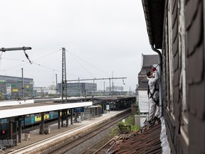 Sanierungsmaßnahme an historischer Bahnhofsfassade.