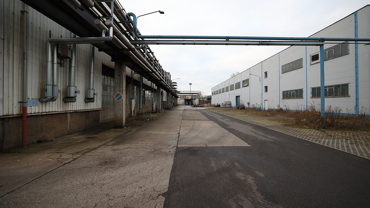 Rückansicht eines Industriekomplexes mit leerer Zugangsstraße