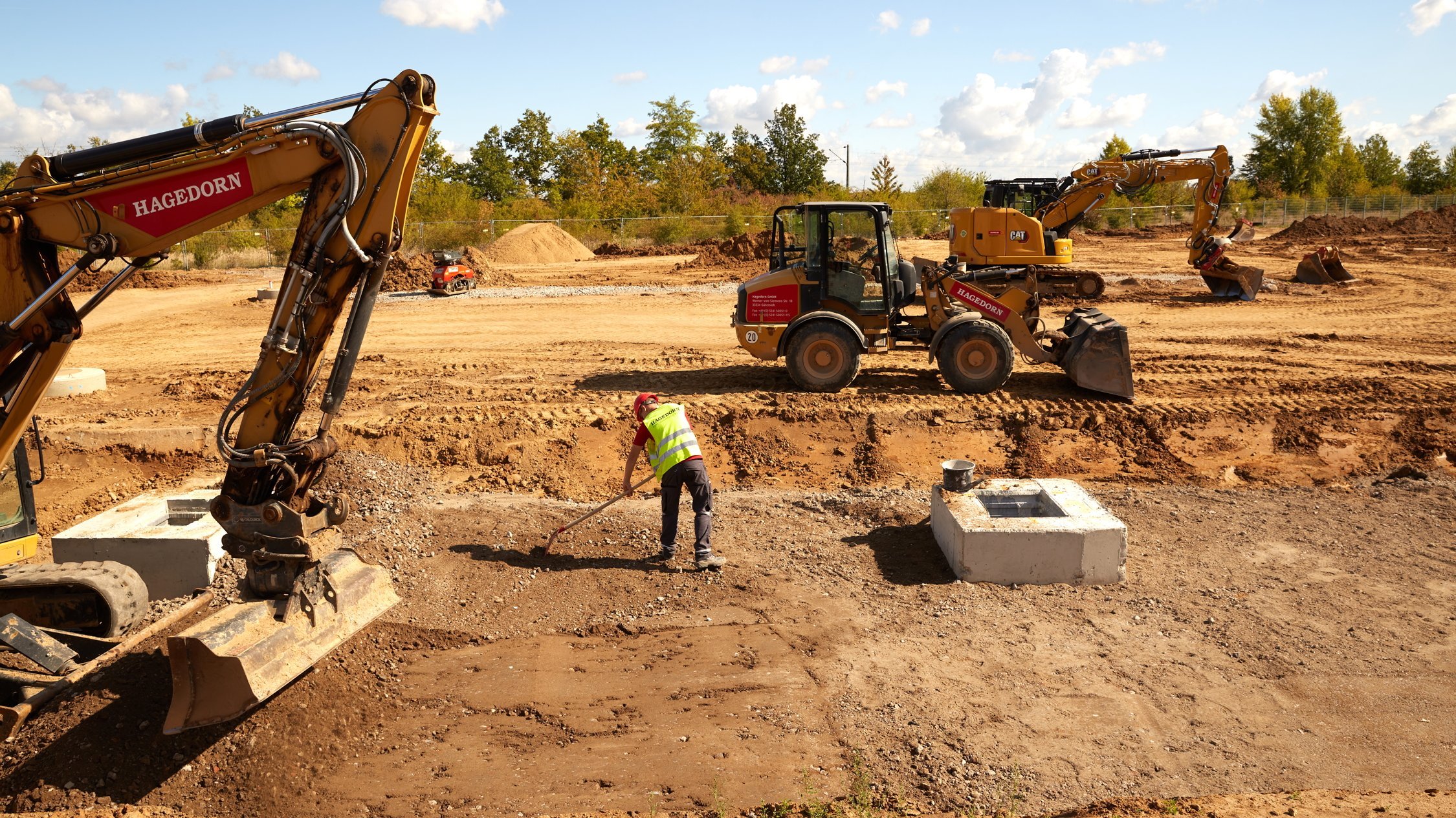 Aktive Baustelle mit Hagedorn Geräten und Arbeitern.