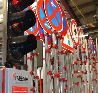 Verkehrssicherung und Baustellensicherung durch Verkehrstechnik wie Ampelanlagen und Beschilderung