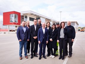 Mitarbeiter vor Bürogebäude