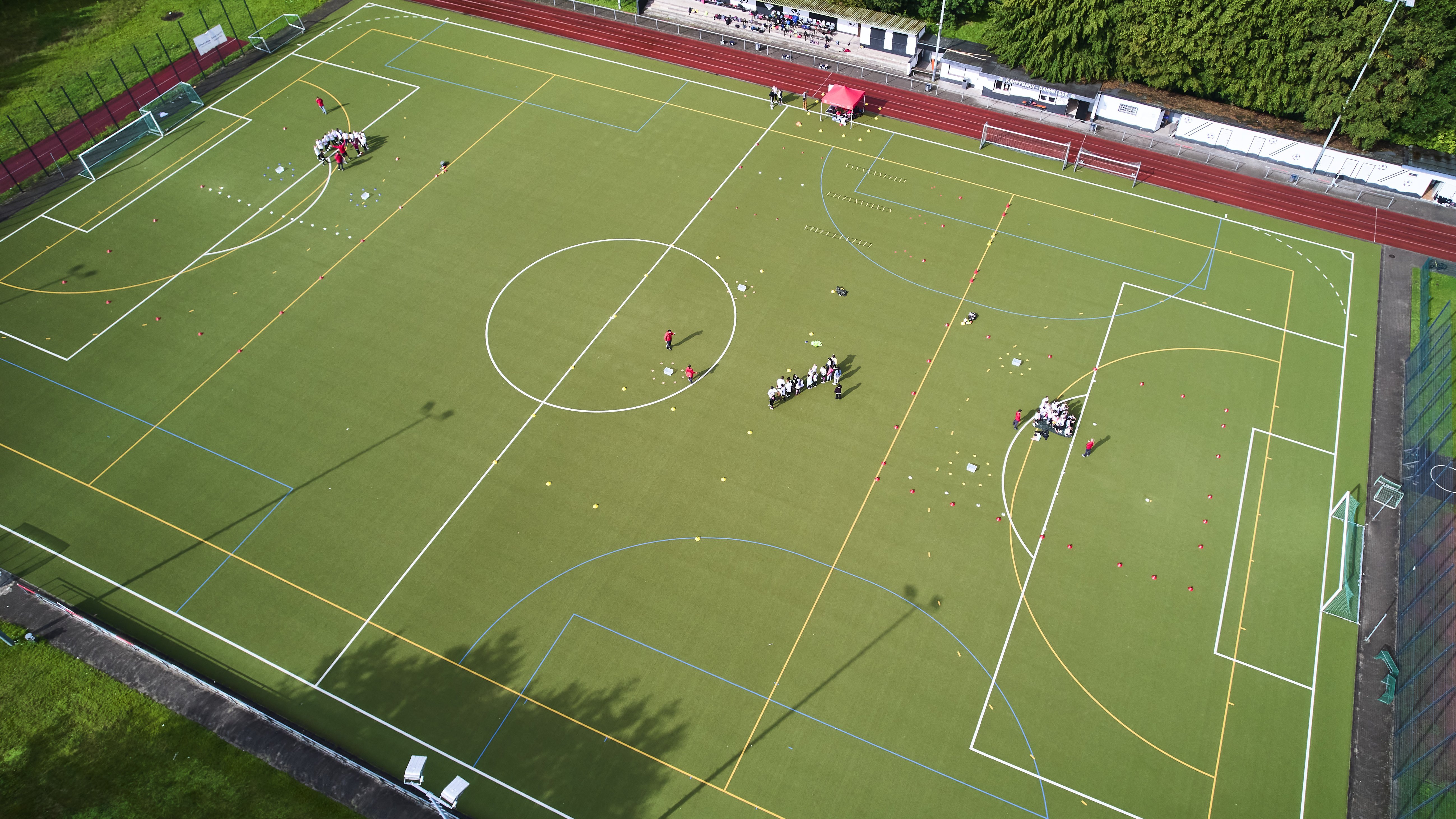 Vogelperspektive eines Fußballfeldes