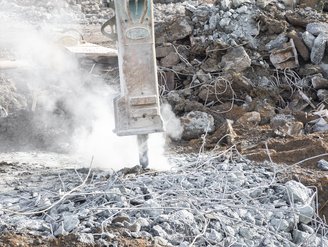 Maschine führt präzise Bohrarbeiten in Schutt und Trümmerfeld durch.