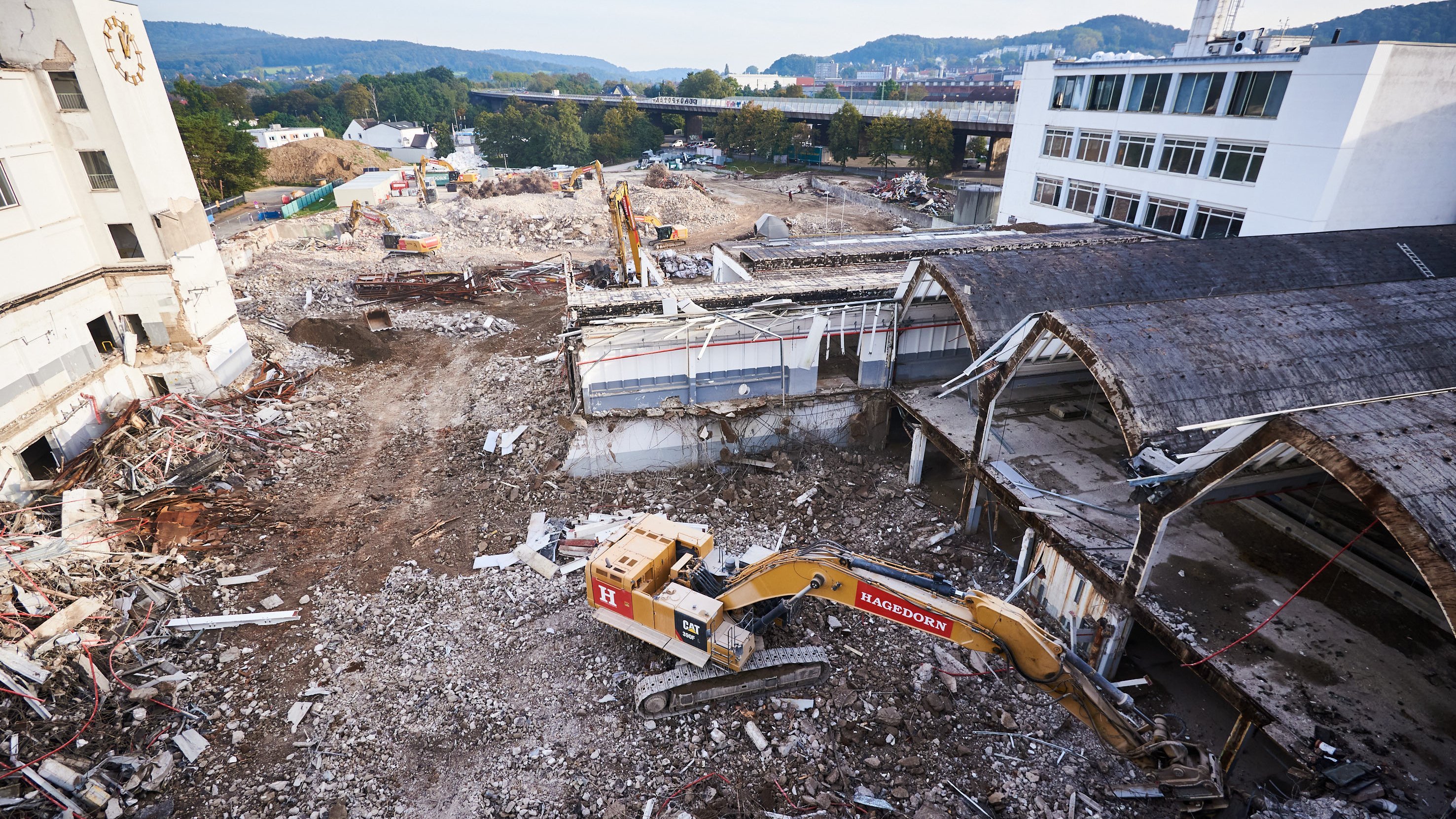 Bagger bei Abrissarbeiten an einem alten Fabrikgebäude.