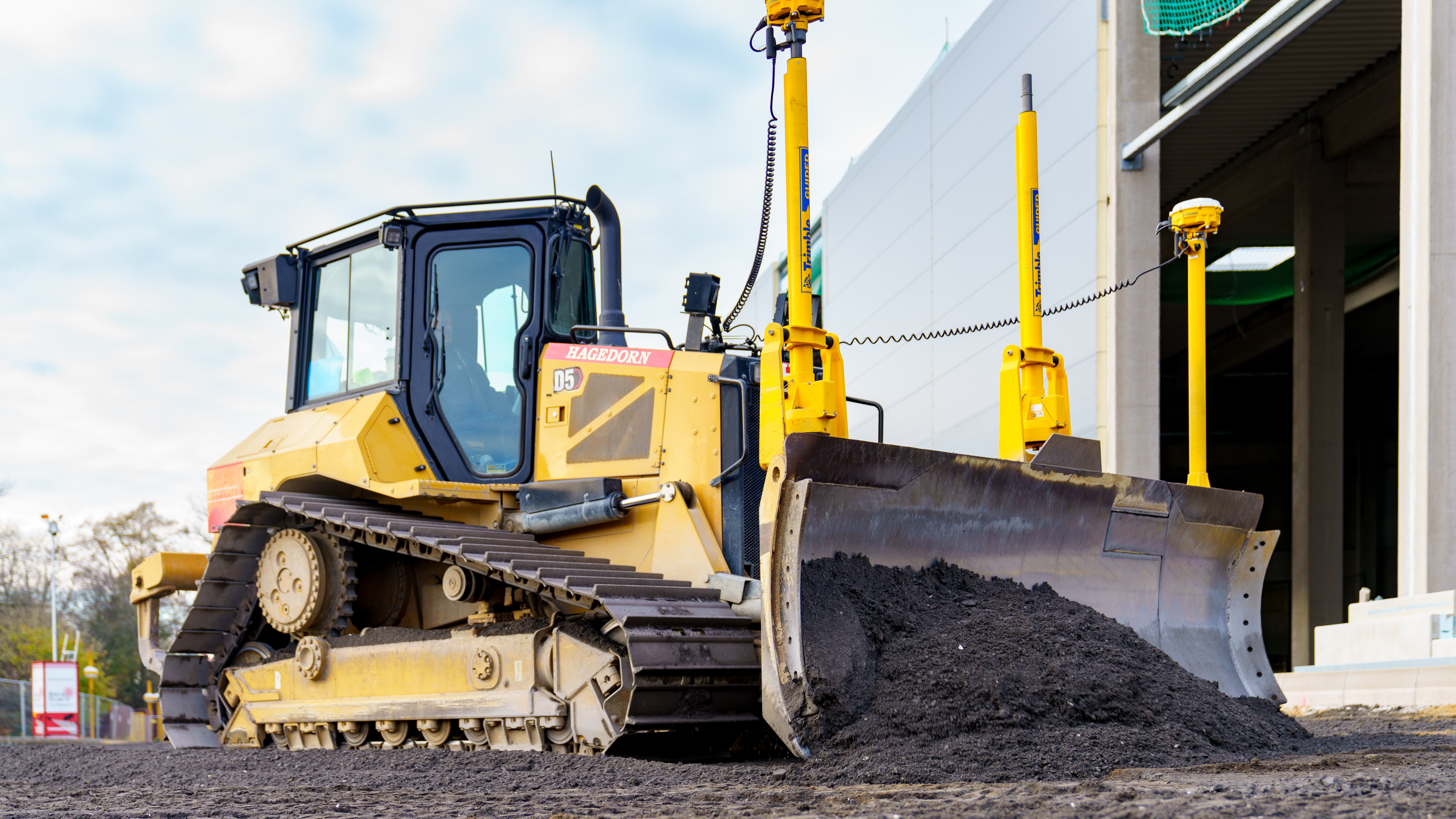 Planierraupe mit GPS-Ausrüstung auf Baustelle