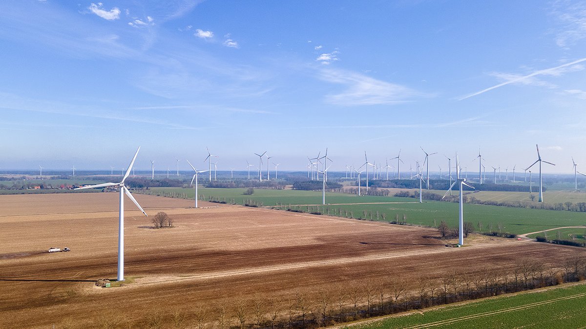 Landwirtschaftliches Gebiet genutzt für Windenergiegewinnung