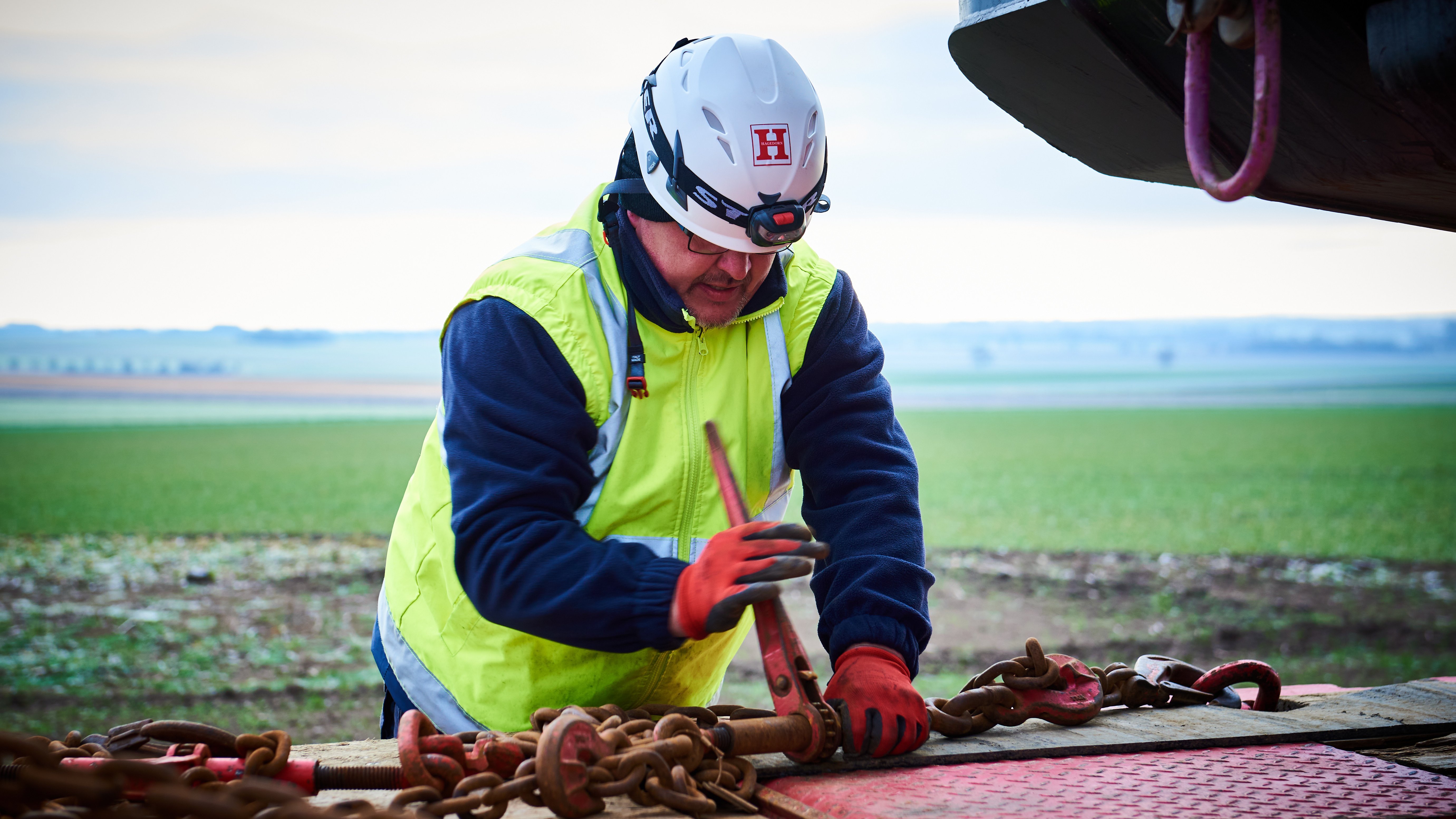 Techniker arbeitet an Windradkomponenten im Freien.