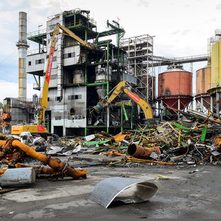 Rückbauarbeiten an Industrieanlage, Trümmer und Maschinen sichtbar.