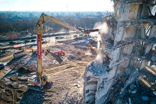 Kran bei Abrissarbeiten an einem Hochhaus.