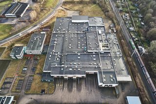 Luftaufnahme eines großen Lagergebäudes mit Parkplatz
