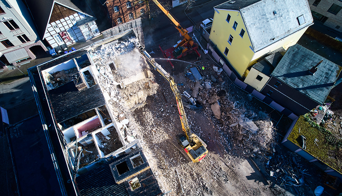 Luftaufnahme von Abrissarbeiten in städtischer Lage